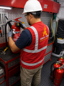 Técnico trabajando en taller móvil